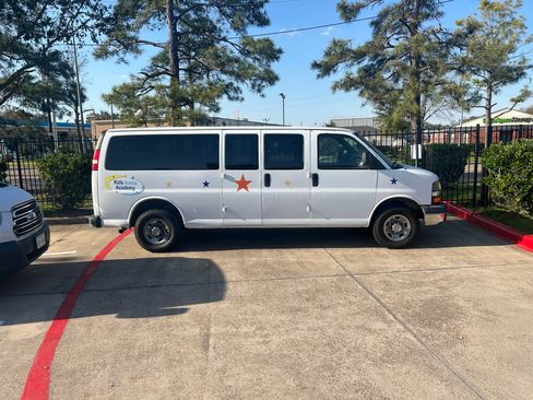 Used 2009 Chevrolet Express 3500 Extended Passenger w/ LT Preferred Equipment Group image 14