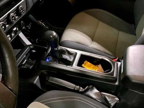 Used 2020 Toyota Tacoma TRD Off-Road w/ Technology Package image 14