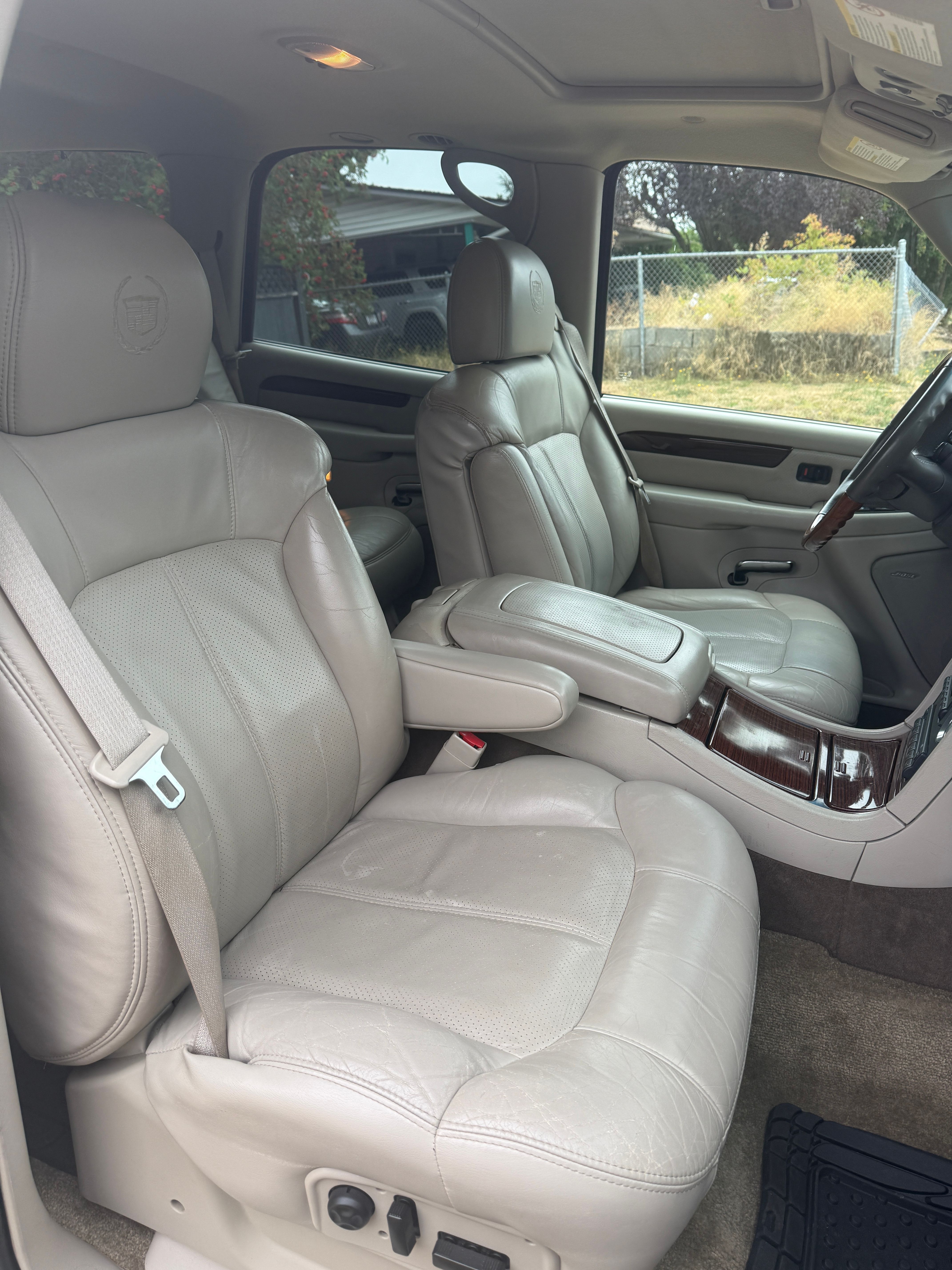 Used 2002 Cadillac Escalade AWD image 8