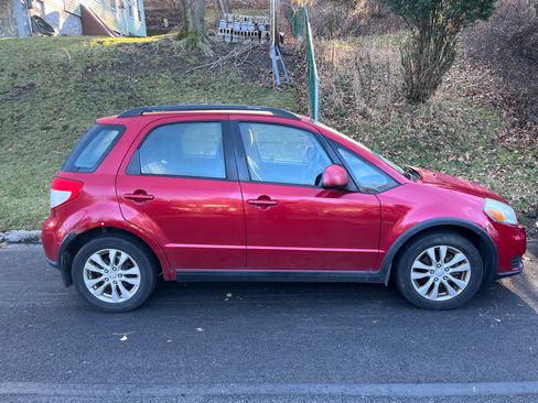 Used 2013 Suzuki SX4 AWD Hatchback image 1