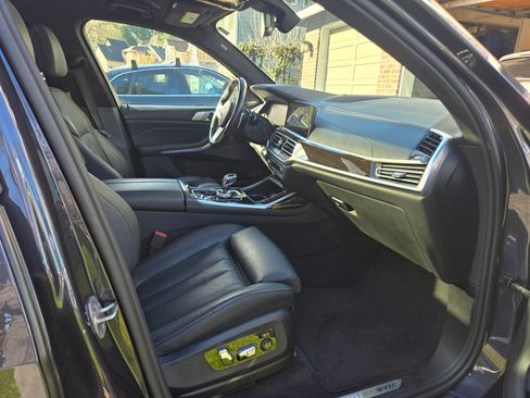 Used 2021 BMW X7 M50i w/ Executive Package image 11