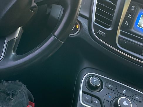 Used 2015 Chrysler 200 Limited w/ Convenience Group image 5