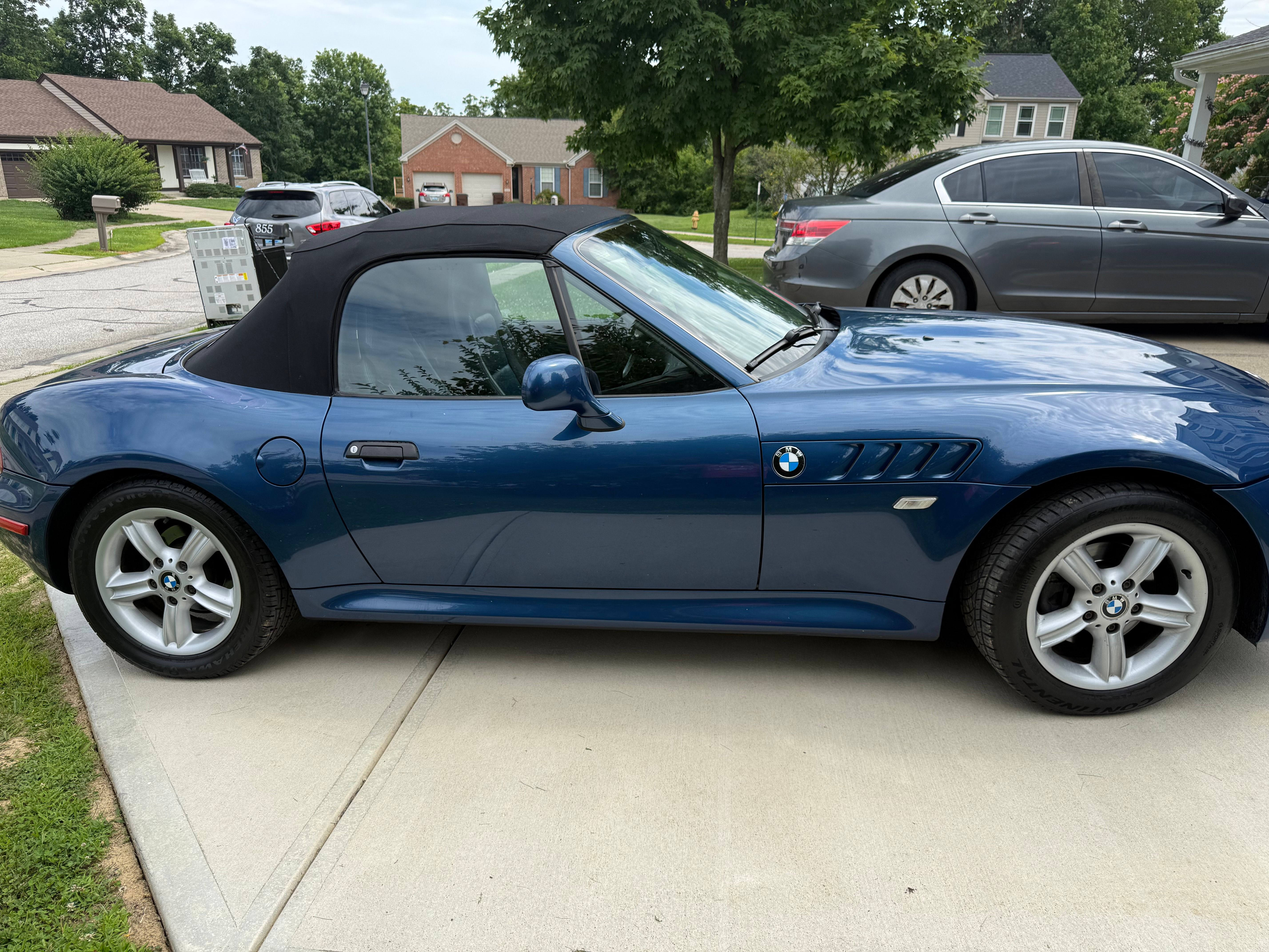 Used 2000 BMW Z3 2.5i RWD image 2