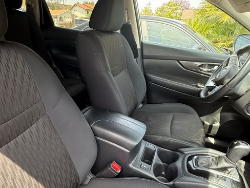 Used 2018 Nissan Rogue SV w/ Premium Package FWD image 5