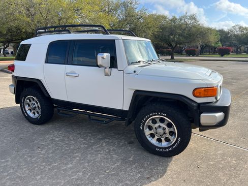Used 2012 Toyota FJ Cruiser Sport Utility 2D w/ Upgrade Pkg image 6