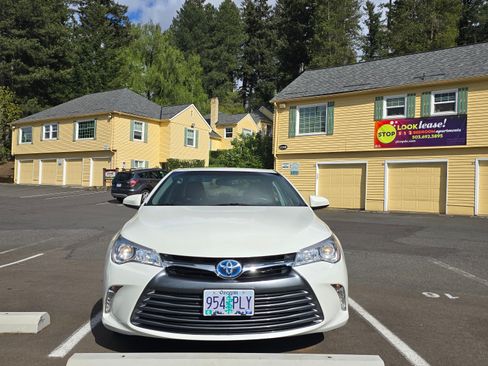 Used 2017 Toyota Camry XLE w/ Moonroof Package image 6