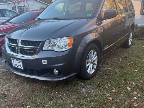 Used 2019 Dodge Grand Caravan SXT image 1