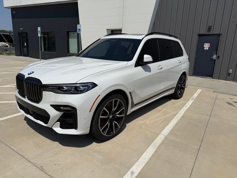 Used 2022 BMW X7 xDrive40i w/ M Sport Package AWD/4WD image 1