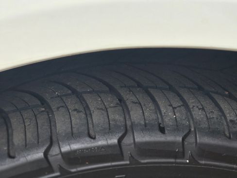 Used 2010 Mercedes-Benz E 350 4MATIC Sedan image 17