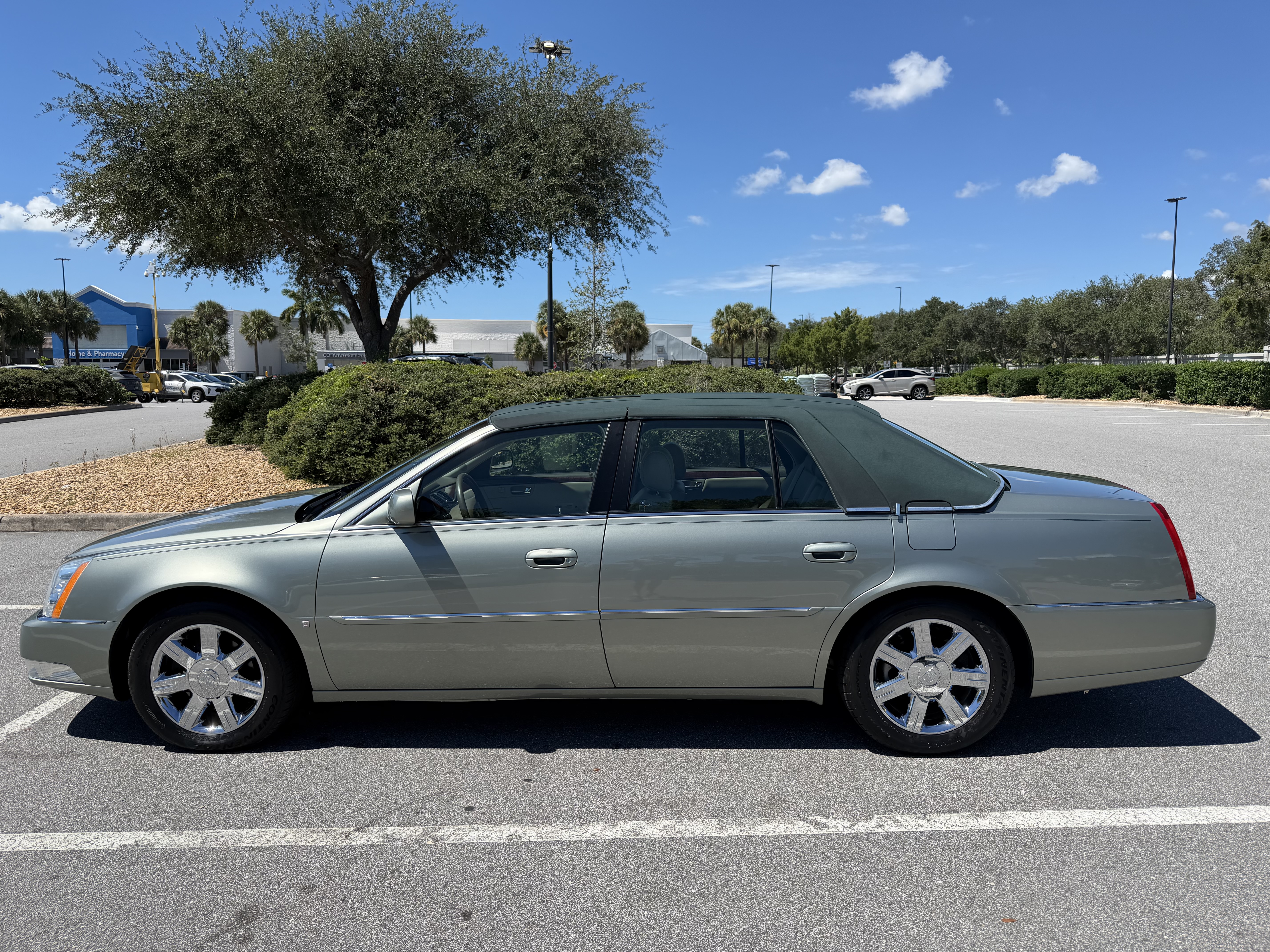 Used 2006 Cadillac DTS w/ Sun And Sound Package FWD image 1