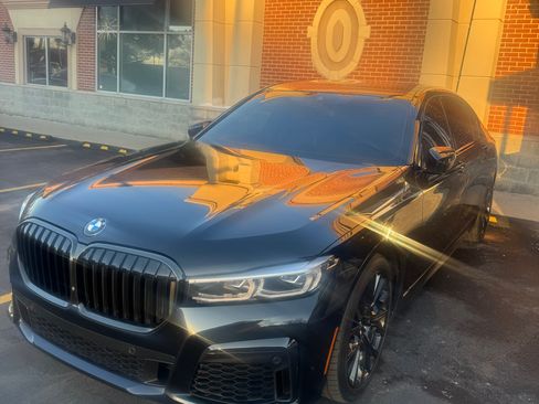 Used 2021 BMW 750i xDrive w/ Executive Package image 12