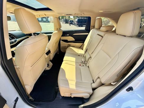 Used 2019 Toyota Highlander XLE image 17