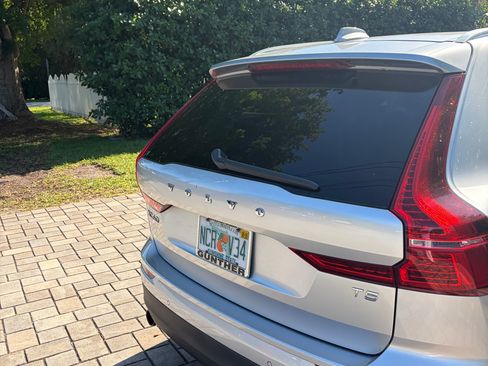 Used 2019 Volvo XC60 T5 Momentum w/ Premium Package image 2