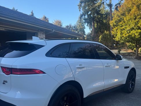 Used 2018 Jaguar F-PACE Premium image 4