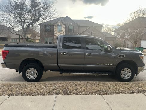 Used 2019 Nissan Titan SV image 11
