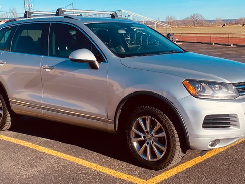 Used 2014 Volkswagen Touareg Sport image 4