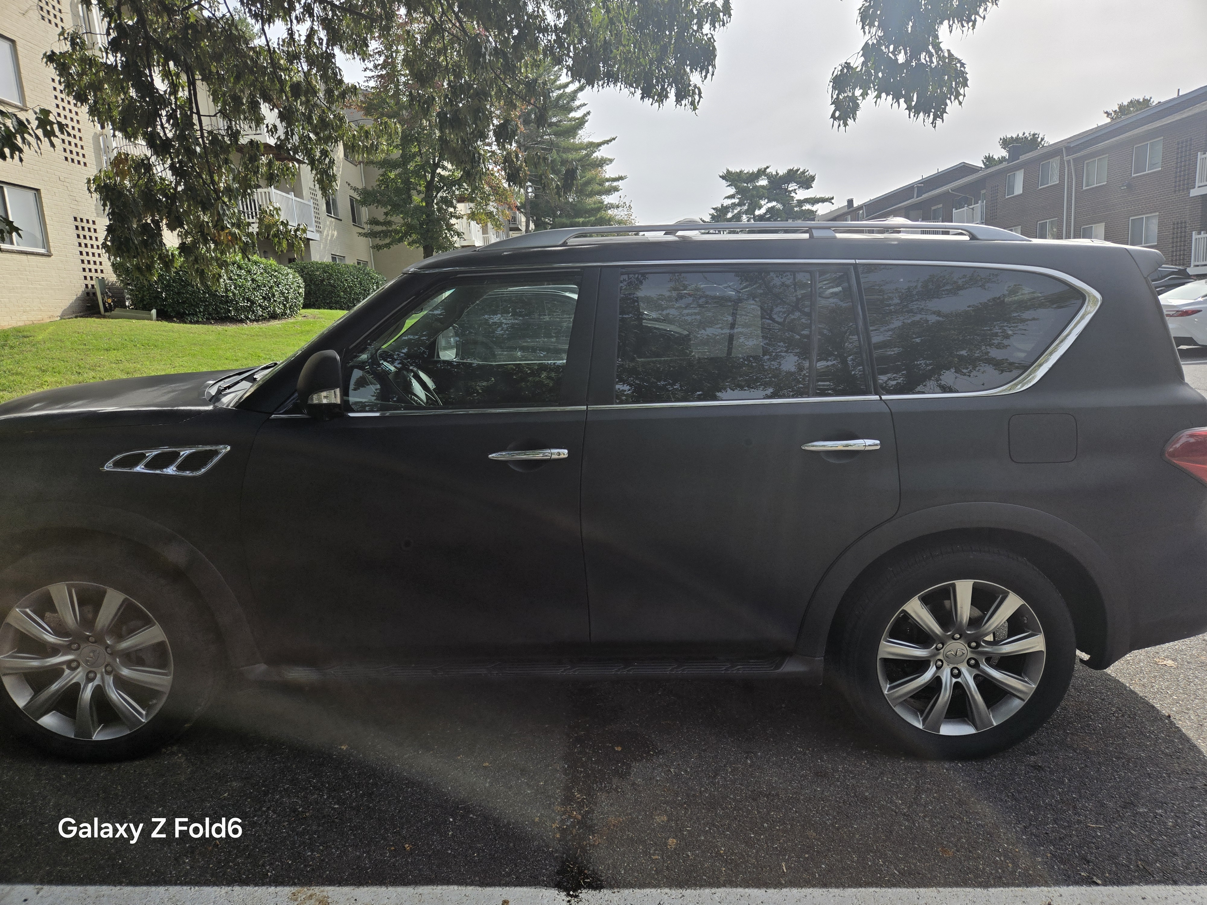 Used 2012 INFINITI QX56 4WD w/ Deluxe Touring Pkg image 1