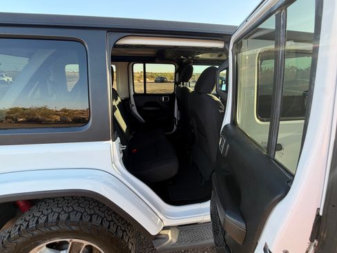 Used 2019 Jeep Wrangler Unlimited Sahara AWD/4WD image 14