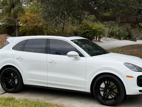 Used 2022 Porsche Cayenne Turbo image 14