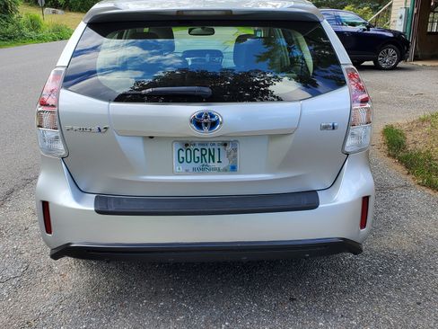 Used 2017 Toyota Prius V Four image 5