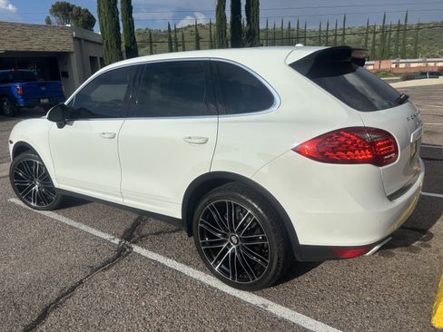 Used 2014 Porsche Cayenne Platinum Edition AWD/4WD image 4