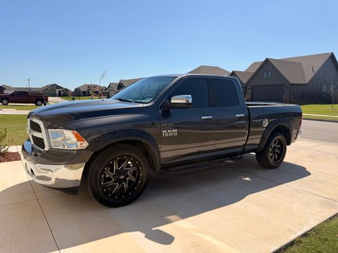 Used 2018 RAM 1500 Classic SLT image 2