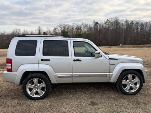 Used 2011 Jeep Liberty Sport image 5