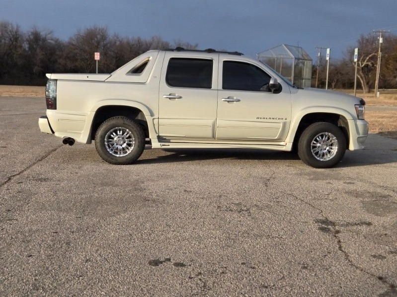 Used 2008 Chevrolet Avalanche LT w/ LT Preferred Equipment Group AWD/4WD image 8