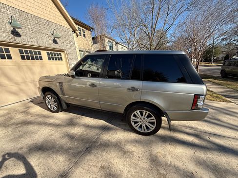Used 2010 Land Rover Range Rover HSE image 9