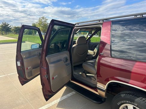 Used 1999 GMC Suburban Sport Utility w/ Marketing Opt Pkg 3 image 21