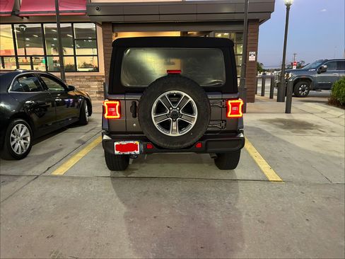 Used 2018 Jeep Wrangler Unlimited Sahara image 4