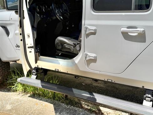 Used 2023 Jeep Gladiator Overland AWD/4WD image 19