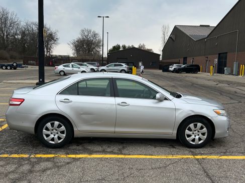 Used 2011 Toyota Camry LE image 6