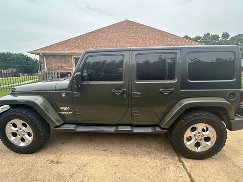 Used 2015 Jeep Wrangler Unlimited Sahara w/ Dual Top Group AWD/4WD image 10