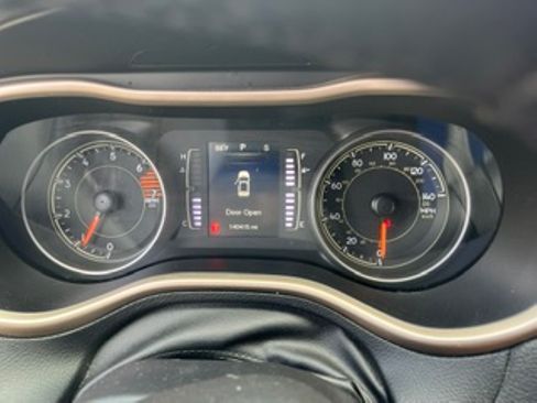 Used 2016 Jeep Cherokee Latitude w/ Cold Weather Group FWD image 19