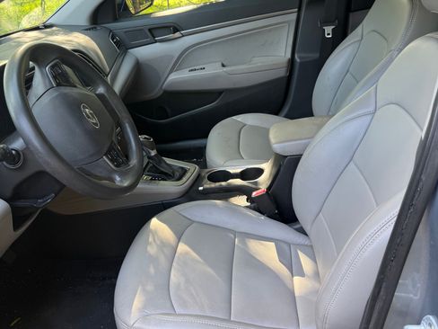Used 2017 Hyundai Elantra SE image 6