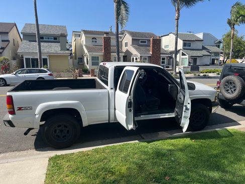Used 1999 Chevrolet Silverado 1500 LS w/ Off-Road Chassis Pkg image 2