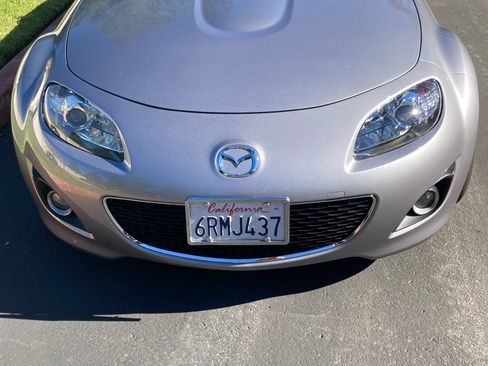 Used 2010 MAZDA MX-5 Miata Grand Touring w/ Premium Pkg RWD image 2