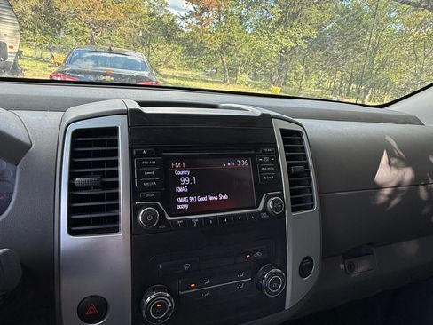 Used 2018 Nissan Frontier SV image 6