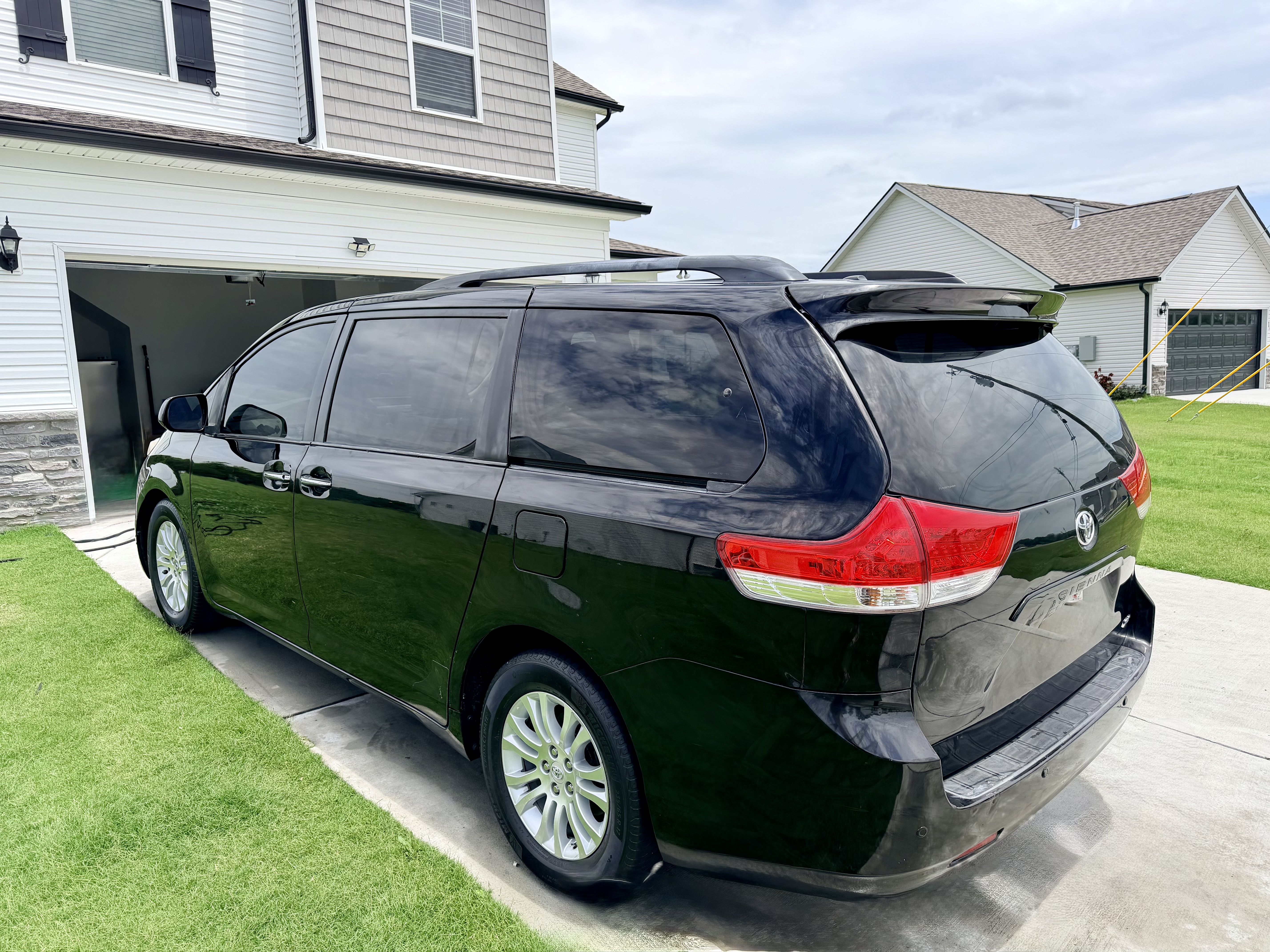 Used 2012 Toyota Sienna XLE w/ Premium Pkg FWD image 12