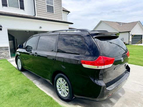 Used 2012 Toyota Sienna XLE w/ Premium Pkg FWD image 12
