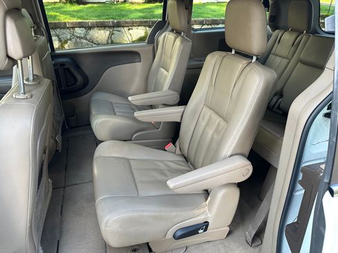 Used 2015 Chrysler Town & Country LX image 15