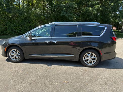 Used 2018 Chrysler Pacifica Touring-L Plus w/ Advanced Safetytec Group FWD image 9