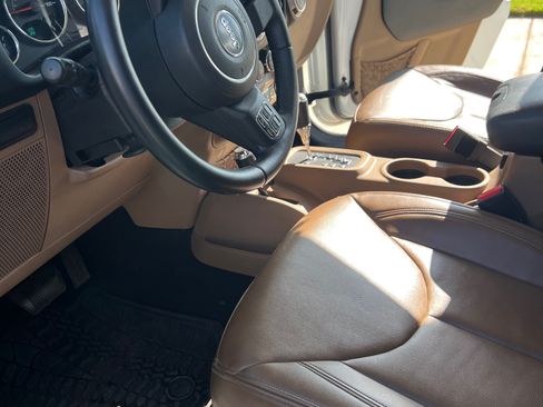 Used 2015 Jeep Wrangler Unlimited Rubicon w/ Connectivity Group image 13