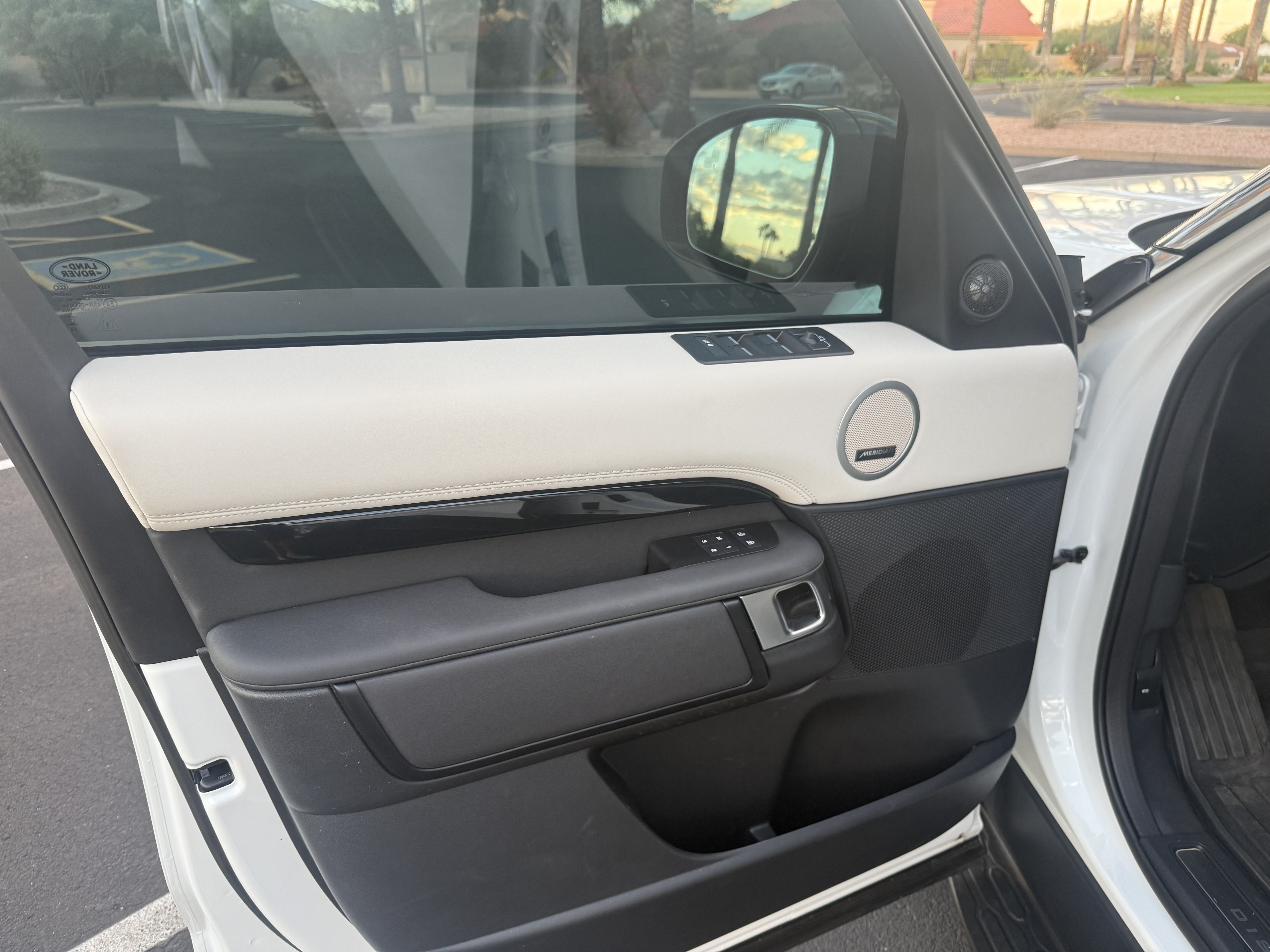 Used 2025 Land Rover Discovery S AWD/4WD image 11