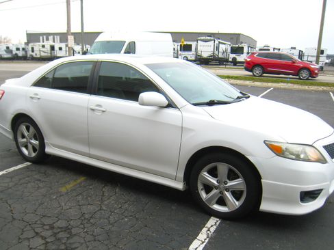 Used 2011 Toyota Camry SE w/ SE/XLE Extra-Value Pkg image 6