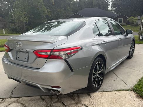 Used 2018 Toyota Camry SE image 2