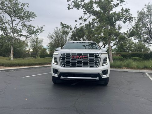 Used 2025 GMC Yukon XL Denali w/ Denali Reserve Package image 5