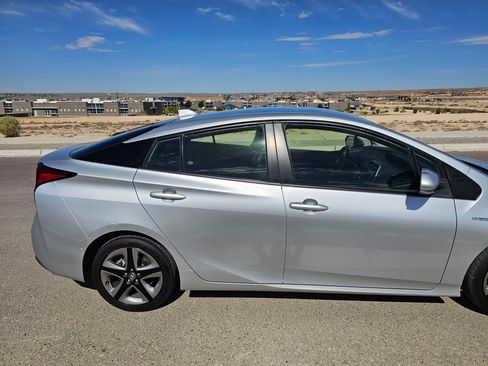 Used 2022 Toyota Prius XLE FWD image 4