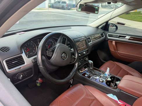 Used 2015 Volkswagen Touareg VR6 image 10